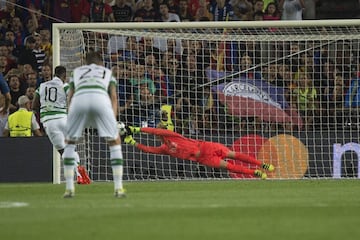 Parada de Ter Stegen a Dembélé en el lanzamiento del penalti. 