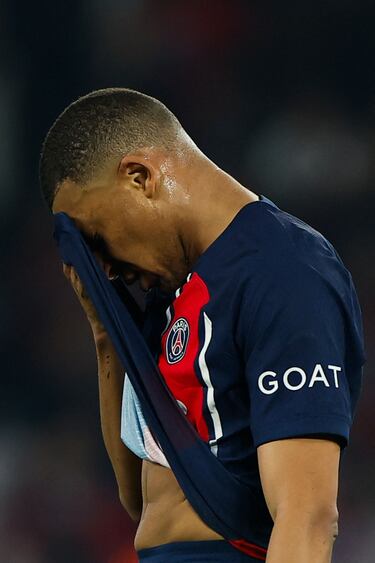 El delantero del PSG desolado tras caer eliminado por el conjunto alemán.