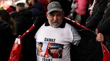 Un aficionado del Bayern, con una camiseta en homenaje a Beckenbauer.