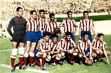 El gallego fue el portero del Atlético entre 1955 y 1962, cuando puso rumbo al Elche con Madinabeytia asentado en el once. Durante su etapa de rojiblanco, a Pazos le lanzaron diez penaltis en Liga, donde consiguió parar tres y uno se marchó al palo. Conocido como ‘La Maravilla Elástica’, en el Atlético acabó disputando 174 partidos, lo que le lleva a estar reconocido en el Paseo de Leyendas del Wanda Metropolitano. En estas siete temporadas, Pazos consiguió dos Copas (60 y 61) y una Recopa (62). Fue el portero del primer once de la historia del Atlético que jugó la Copa de Europa, en la 1958-59. Falleció el 24 de mayo de 2019. 