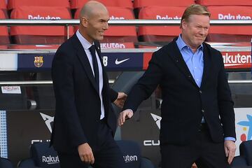 Saludo de los entrenadores Zidane y Ronald Koeman antes del partido