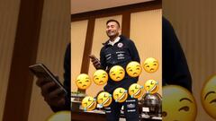 El bautizo a Jean Meneses en la Roja al ritmo de Amar Azul