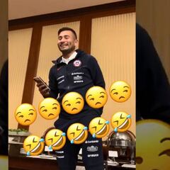 El bautizo a Jean Meneses en la Roja al ritmo de Amar Azul