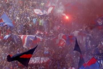 Hinchas de Universidad de Chile realizan banderazo en el Estadio Nacional, previo al Superclásico del domingo 02 de Octubre del 2016.
