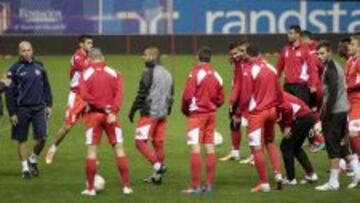 Los jugadores del Hapoel de Tel Aviv durante su entrenamiento en el estadio Vicente Calderón, en la víspera de su partido de Liga Europa que les enfrenta mañana al Atlético de Madrid.