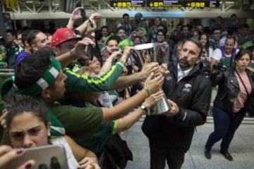 El entrenador del Unicaja, Joan Plaza, celebra con la afición, a su llegada al aeropuerto de Málaga.