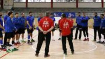 Los jugadores de la Selección de balonmano, antes de un entrenamiento.
