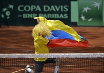 Farah y Cabal superaron a Nishioka y Uchiyama en el tercer partido. El domingo, Giraldo y Falla tienen el ascenso al Grupo Mundial en sus manos.