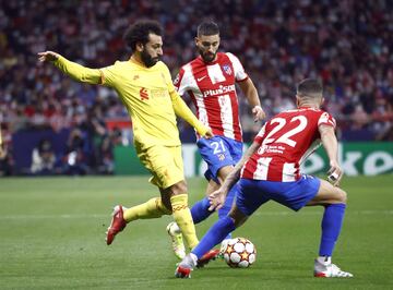 Mohamed Salah con Yannick Carrasco y Mario Hermoso.