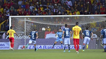 Raúl Ruidíaz cobra a lo panenka y falla ante Monterrey