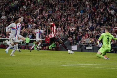 Iñaki Williams marca para el Athletic tras marcharse en carrera entre los defensores del Barça, y el delantero bate a Ter Stegen en el mano a mano.