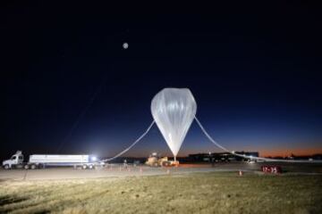 Eustace ascendió en un globo de helio sobre el desierto de Nuevo México (EE UU) y se lanzó en caída libre alcanzando una velocidad máxima de 1.322 kilómetros por hora (822 millas por hora), rompiendo la barrera del sonido y superando así también en velocidad el récord de Baumgartner.El ejecutivo de Google llevaba un traje presurizado como el de los astronautas diseñado especialmente para soportar altitudes y velocidades extremas como las que ha soportado durante la caída libre, antes de desplegar el paracaídas.Eustace, que tardó dos horas en ascender en globo hasta los 41.150 metros, descendió en tan sólo un cuarto de hora.