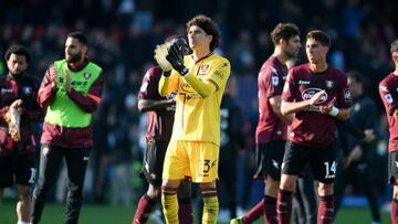 Guillermo Ochoa brilló con nueve atajadas frente al Milán