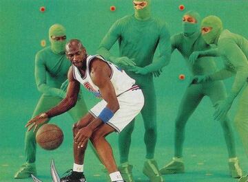 Esta imagen representa el detrás de escenas de la icónica película Space Jam, cinta que marcó a generaciones con Michael como personaje principal.