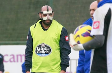Manuel Pablo durante un entrenamiento del Deportivo de la Coruña con la máscara (enero 2013).