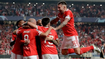 Los jugadores del Benfica celebran uno de los goles a la Juventus.