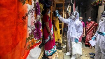 -FOTODELDÍA- Mumbai (India), 28/06/2020.- Los trabajadores de salud indios que usan equipo de protección personal (PPE) llegan para llevar a cabo un chequeo médico de los residentes de las zonas contaminadas en el área de Appa