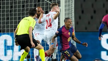 BARCELONA, 20/10/2024.- El centrocampista del Sevilla 'Peque' Fernández (2-d) comete penalti sobre Raphinha (d), durante el partido de LaLiga que FC Barcelona y Sevilla FC disputan este domingo en el estadio Lluis Companys. EFE/Alejandro García