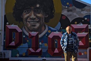 Visitamos la casa en la que vivió el astro argentino durante su etapa como futbolista del Argentinos Juniors (1978-1980) en el barrio de La Paternal en Buenos Aires. La vivienda se ha convertido en un curioso museo. En la foto, Alberto Pérez, director del