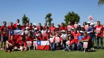 La Roja recibió la visita de los niños de la Teletón