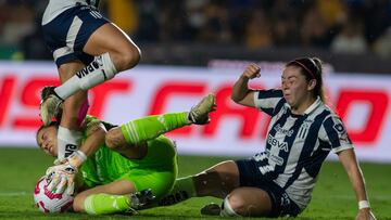 AME9923. MONTERREY (MÉXICO), 14/09/2024.- Itzel Gonzalez (i) portera de Tigres disputa el balón con Katty Martinez de Rayadas este sábado, durante un partido correspondiente a la jornada 10 del Torneo Clausura 2024 de la Liga Femenil Mx en el estadio Universitario de la ciudad de Monterrey (México). EFE/ Miguel Sierra