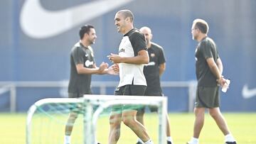 Oriol Romeu, con Xavi de fondo.