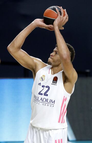 Ahora mismo, con su 2,20 de altura y su 2,36 de envergadura, es el p¨ªvot m¨¢s dominador de Europa. El Madrid fich¨® a Alex Tyus en enero porque, en palabras de Pablo Laso, iban ¡°a matar Tavares¡±. En parte, el equipo blanco ha resistido, tras la marcha de Campazzo a la NBA, por el dominio del caboverdiano en la pintura. Tavares, el que m¨¢s minutos ha acumulado en el Madrid esta temporada (26:13), ha acabado como el segundo m¨¢ximo rebotador del curso (8 rechaces) y el que m¨¢s tapones ha puesto (1,7).