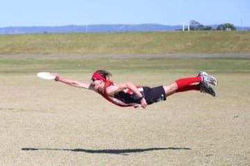 Los jugadores no pueden caminar ni correr mientras tengan el disco en las manos. El Ultimate es distinguido por su principio del "Espíritu de Juego", su alto rendimiento y la alegría del juego. El ultimate recoge elementos del fútbol, del baloncesto y del fútbol americano, sustituyendo el balón por un disco volador (frisbee). Una de sus características más llamativas es la ausencia de un árbitro, el deporte se regula por el espíritu deportivo de cada jugador y equipo. Sus orígenes se remontan al ámbito universitario estadounidense de los años 60, introduciéndose en Europa a principios de los años 80. A nivel mundial se estima que hay unos 300 000 jugadores distribuidos en aproximadamente 5000 equipos.