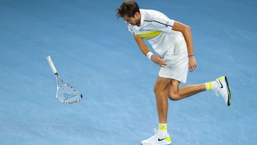 Daniil Medvedev tira su raaqueta al suelo durante la final del Open de Australia 2021 ante Novak Djokovic.