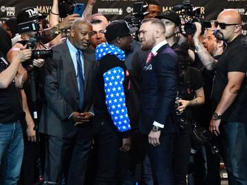 Floyd Mayweather Jr. (L) faces off for the first time with UFC fighter Conor McGregor during a press call at the Staples Center in  Los Angeles, California on July 11, 2017.
 The two will fight August 26th in Las Vegas, Nevada. / AFP PHOTO / Gene Blevins