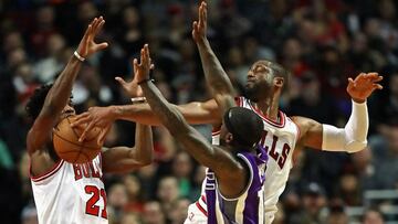 CHICAGO, IL - JANUARY 21: Dwyane Wade #3 of the Chicago Bulls knocks the ball away from Ty Lawson #10 of the Sacramento Kings as Jimmy Butler #21 defends at the United Center on January 21, 2017 in Chicago, Illinois. The Bulls defeated the Kings 102-99. NOTE TO USER: User expressly acknowledges and agrees that, by downloading and/or using this photograph, user is consenting to the terms and conditions of the Getty Images License Agreement. Jonathan Daniel/Getty Images/AFP
== FOR NEWSPAPERS, INTERNET, TELCOS & TELEVISION USE ONLY ==