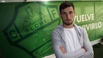 Borja Valle posa delante del escudo del Elche en su entrevista para AS.