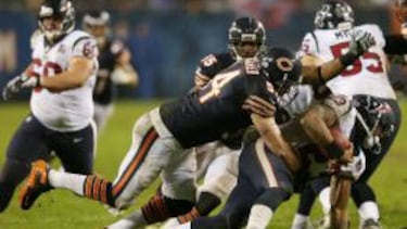 Brian Urlacher, uno de los mejores LB de todos los tiempos, placa a Arian Foster.