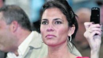 <b>La pensativa merengue. </b> Ahí está, oteando a su Madrid por la Liga y camino de la Champions. Cavilando. Esa blusita roja no es un homenaje al Liverpool, sino la confirmación de que para su equipo la cosa se pone al rojo vivo. Pase lo que pase, siempre nos quedará ella. Que a la vista está, es muchísimo.