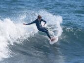 Tiene 16 años, cambió el fútbol por el surf y brilla en Chile: “Mi intención es irme del país”