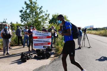 Protesta ante el paso de jugadores en Ibaia