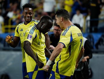 Sadio Man y Cristiano Ronaldo celebrando el gol del jugador portugus del Al-Nassr F. C.