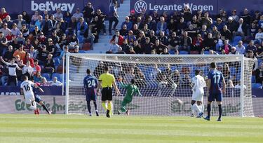 Edgar Méndez resolvió un ataque local ante los valencianistas con un derechazo seco que igualaba la contienda. Los babazorros salvaban de esa manera un punto en la visita del Valencia.