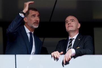 El Rey Felipe VI en el palco charla con el Presidente de la FIFA Gianni Infantino.