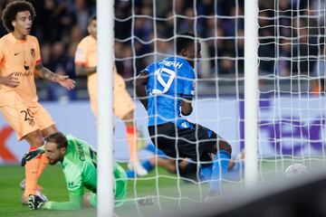 El delantero ghanés del Club Brugge, Kamal Sowah, anota el primer gol de su equipo.