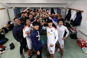 Los jugadores celebran la victoria en el vestuario. 