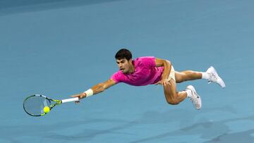 MIAMI GARDENS, FLORIDA - MARCH 31: Carlos Alcaraz of Spain dives for the ball against Jannik Sinner of Italy during the semifinals of the Miami Open at Hard Rock Stadium on March 31, 2023 in Miami Gardens, Florida.   Al Bello/Getty Images/AFP (Photo by AL BELLO / GETTY IMAGES NORTH AMERICA / Getty Images via AFP)