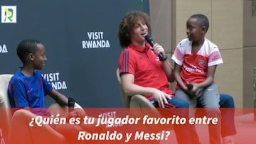 Niño ruandés puso en aprietos a David Luiz: ¿Cristiano o Messi?