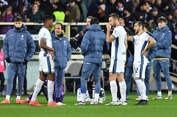 Edoardo Bove, de la Fiorentina, se desplomó al suelo durante el partido entre Fiorentina e Inter