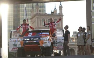 El chileno Juan Carlos Vallejo y su copiloto, Leonardo Baronio, de Toyota, durante la salida del Rally Dakar 2017 en la ciudad de Asunción.