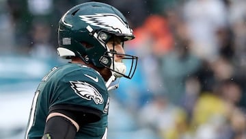 PHILADELPHIA, PA - OCTOBER 29: Carson Wentz #11 of the Philadelphia Eagles celebrates a touchdown by teamamte LeGarrette Blount in the fourth quarter against the San Francisco 49ers on October 29, 2017 at Lincoln Financial Field in Philadelphia, Pennsylvania. Elsa/Getty Images/AFP
== FOR NEWSPAPERS, INTERNET, TELCOS & TELEVISION USE ONLY ==