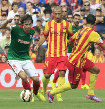 Montoya (d) y Javier Mascherano (c), del FC Barcelona, intenta avanzar con el balón ante la presencia de Iturraspe (i), del Athletic de Bilbao, durante el partido de Liga jugado esta tarde en el Camp Nou de Barcelona.