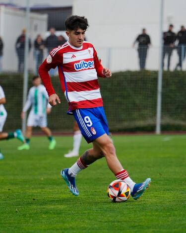 El Antequera sufre para ganar en el campo del colista