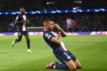 El delantero francés del Paris Saint-Germain, Kylian Mbappe celebrando el gol  2-0.