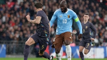 London (United Kingdom), 26/03/2024.- Romelu Lukaku (C) of Belgium in action against John Stones (L) of England during the friendly international soccer match between England and Belgium in London, Britain, 26 March 2024. (Futbol, Amistoso, Bélgica, Reino Unido, Londres, Roma) EFE/EPA/ANDY RAIN
